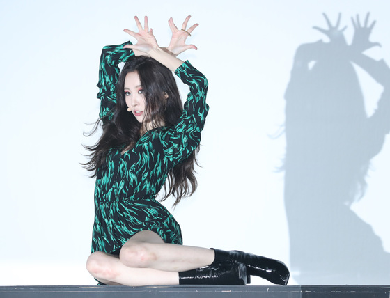 가수 선미가 서울 강남구 삼성동 한 스튜디오에서 열린 신곡 '가시나' 쇼케이스에 참석해 안무를 선보이고 있다.  /사진=뉴스1
