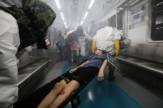 22일 오후 서울지하철 4호선 사당역에서 실시된 '지하철 테러 대응 훈련'에서 구급대원들이 부상자 후송 훈련을 하고 있다. /사진=뉴스1