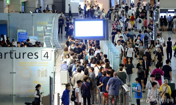 인천국제공항 출국장이 해외여행을 떠나는 여행객들로 붐비고 있다. /사진제공=뉴스1<br>