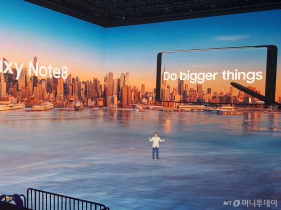 23일(현지시간) 미국 뉴욕 파크 애비뉴 아모리에서 열린 '삼성 갤럭시 언팩 2017'에서 고동진 삼성전자 무선사업부 사장이 갤럭시노트시리즈 최신작 '갤럭시 노트8'을 선보이고 있다. 