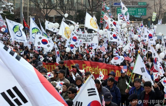박근혜 대통령 탄핵기각을 요구하는 태극기 집회 참가자들이 지난 3월4일 오후 서울 을지로 일대를 행진하고 있다./사진=임성균 기자