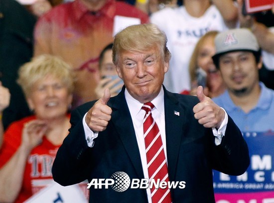 도널드 트럼프 미국 대통령이 22일(현지시간) 미국 애리조나주 피닉스 집회에서 지지자들에게 양손 엄지를 치켜 세우며 웃고 있다./AFPBBNews=뉴스1