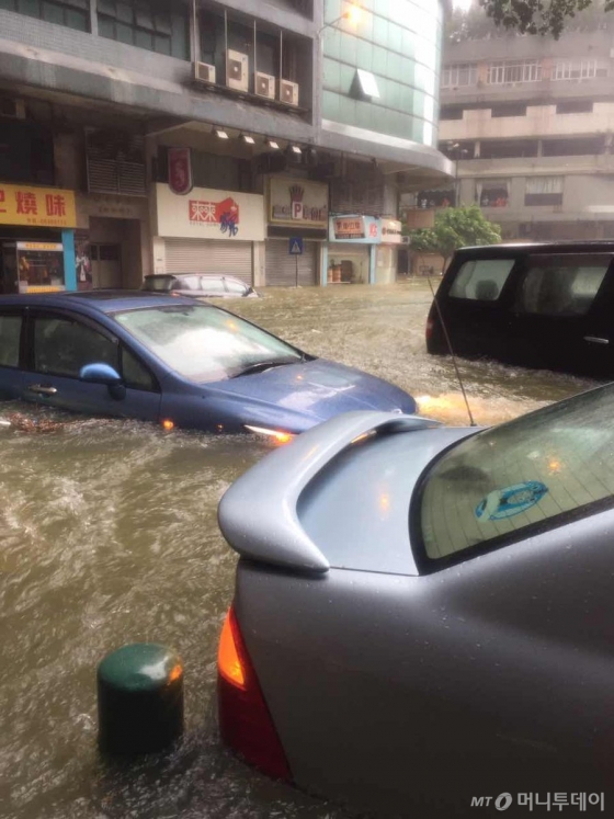 제13호 태풍 '하토'(HATO)가 강타한 마카오 거리 모습. 차량과 거리가 물에 잠겨 있다. /사진=트위터