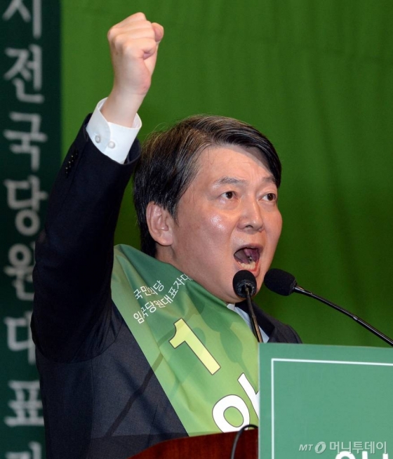 27일 오후 서울 여의도 국회 의원회관 대회의실에서 열린 국민의당 임시전국당원대표자대회에서 안철수 신임 당대표가 당선 연설을 하고 있다.