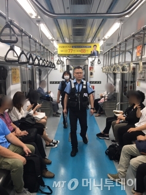 지하철보안관들이 전동차 안을 순찰하고 있다./사진=남형도 기자