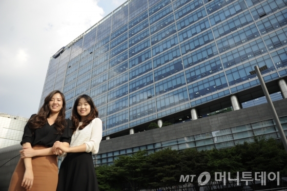 삼성엔지니어링에 근무 중인 현지윤(오른쪽)·정윤 자매/사진제공=삼성엔지니어링