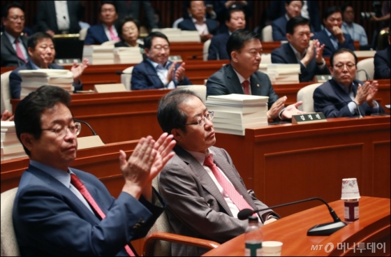 [사진]홍준표 참석한 자유한국당 의원총회