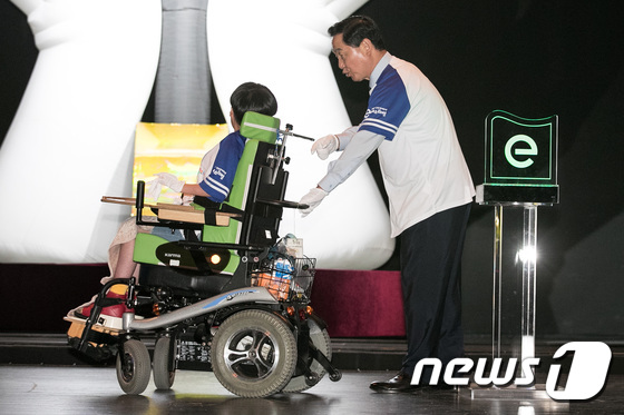 [사진]장애 학생 휠체어 미는 김상곤 장관