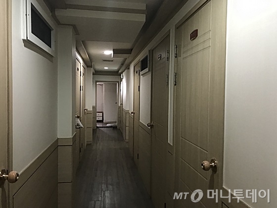 서울 영등포구 신길동 소재 한 임대주택. 한층에 10개 이상의 방이 다닥다닥 붙어있다. /사진=신현우 기자