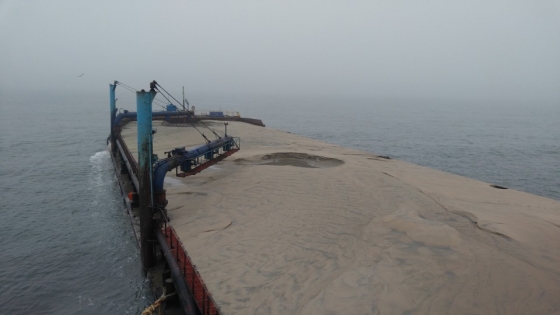 한 골재업체가 서해 연안사에서 채취한 바닷모래를 이동하는 모습. / 사진=한국골재협회