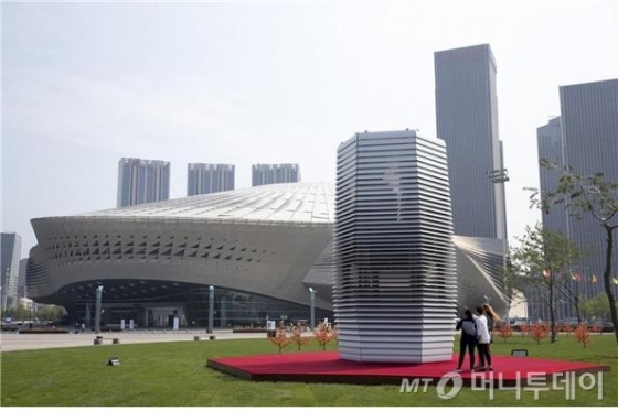 올해 중국 대련 세계경제포럼 개최지 앞에 설치된 스모그 프리 타워. /사진=스튜디오 로세하르데