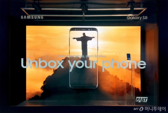 /포파이 어워드 브라질에서 금상을 수상한 삼성전자 갤럭시S8 쇼 윈도우 /사진제공=제일기획