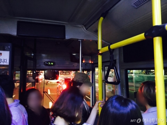 정류장 떠난 뒤 약 10초 후 버스 내부 모습. 버스는 3차선에 정차해있다. /사진=남궁민 기자
