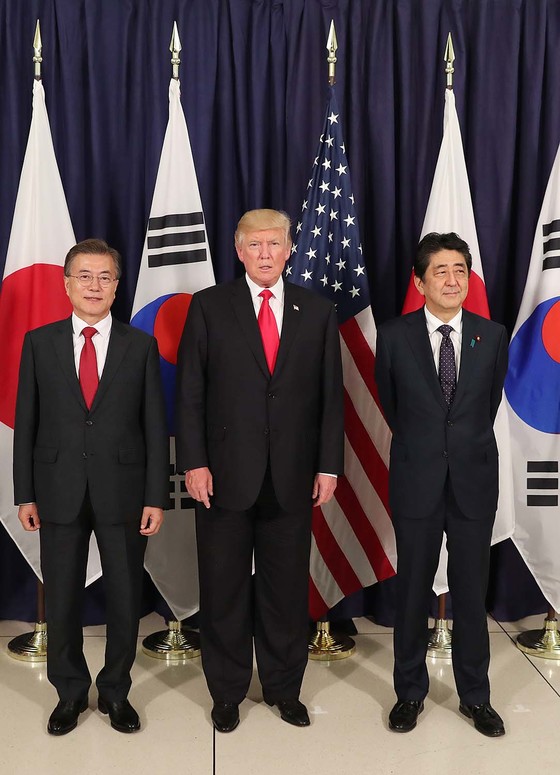  문재인 대통령(왼쪽)과 도널드 트럼프 미국 대통령, 아베 신조 일본 총리가 6일 오후(현지시간) G20 정상회의가 열리는 독일 함부르크 시내 미국총영사관에서 열린 한미일 정상만찬에서 기념촬영을 하고 있다.(청와대) 2017.7.7/뉴스1 