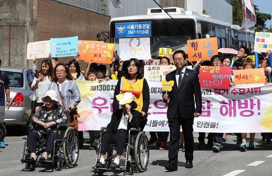 일본군 '위안부' 피해자인 길원옥(앞 줄 왼쪽), 김복동 할머니가 13일 오후 한일합의 폐기와 화해치유재단 해산 등 내용을 담은 공개요구서를 제출하기 위해 청와대로 행진하고 있다./사진=뉴스1