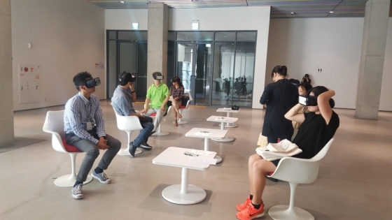 13일 오후 서울 종로구 국립현대미술관에서 관객들이 영화 '동두천'을 관람하고 있다. /사진=구유나 기자