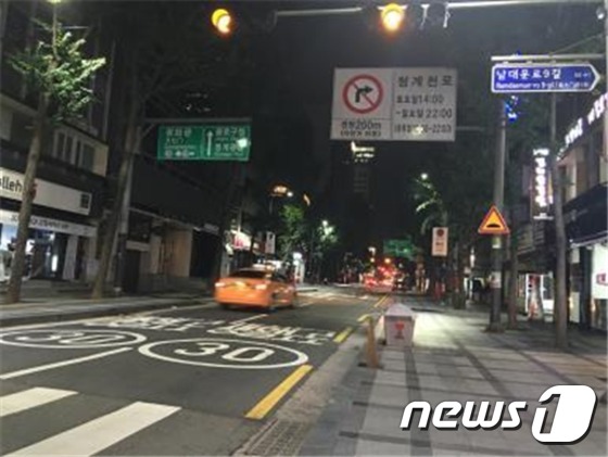 서울 무교로 청계천방향으로 차량이 지나가자 사물인터넷 가로등 밝기가 100%로 높아졌다.(서울시 제공)© News1