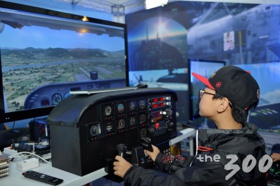 2015년 실시된 제11회 공군참모총장배 항공전투시뮬레이션 대회에서 학생이 항공기 조종체험에 참여하고 있는 모습./사진=공군 제공