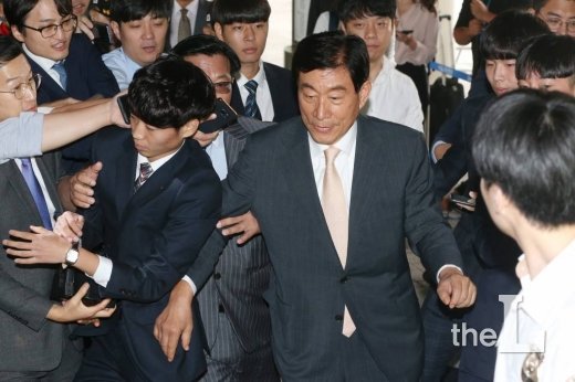 국가정보원 댓글 사건으로 기소된 원세훈 전 국정원장이 30일 오후 서초구 서울고등법원에서 열린 파기환송심 선고공판에 출석하고 있다. /사진=이기범기자