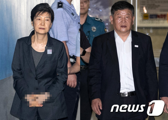 박근혜 전 대통령(왼쪽)과 노태강 문화체육관광부 2차관. 2017.9.12/뉴스1 © News1 이승배 기자
