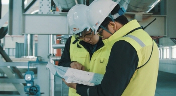 하남 열병합발전소 직원들이 발전소 기기를 점검하고 있다/사진=SK E&S