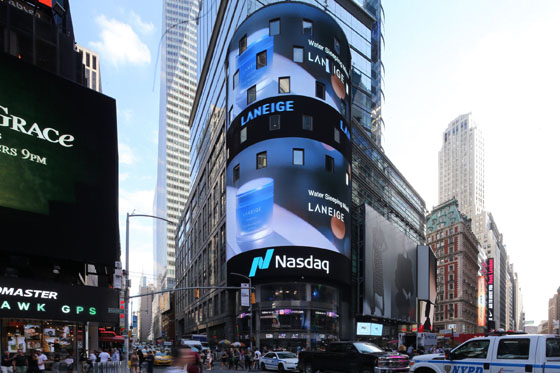 뉴욕 타임스퀘어 전광판에 진행한 라네즈 광고. 라네즈는 미국 세포라 144개 매장에 공식 입점하며 북미 시장 공략 강화에 나섰다./사진제공=아모레퍼시픽