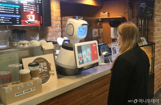 '로보러스'의 인공지능(AI) 컨시어지 로봇이 커피 주문을 받고 있는 영상 캡쳐.