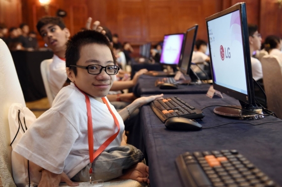 베트남 하노이에서 열리는 '2017글로벌장애청소년IT챌린지'에 참가한 장애청소년들이 실력을 겨루고 있다. /사진제공=LG전자