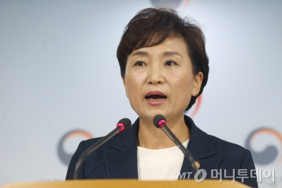 김현미 국토교통부 장관이 지난 8월 2일 정부서울청사에서 실수요 보호와 단기 투기수요 억제를 통한 주택시장 안정화 방안을 발표하고 있다.