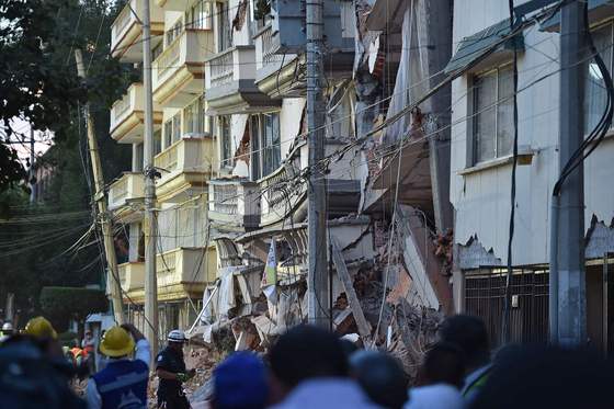  19일 (현지시간) 강진이 발생한 멕시코시티의 붕괴된 건물에서 구조대원들이 생존자를 찾기위해 돌무더기를 들어내고 있다. /사진=뉴스1