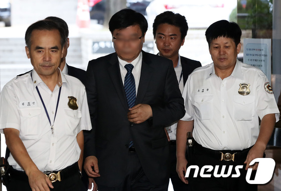 한국항공우주산업(KAI) 채용비리 의혹을 받고 있는 이모 경영지원본부장이 20일 서울 서초동 중앙지법에서 열린 구속 전 피의자심문(영장실질심사)에 출석하고 있다. © News1 오대일 기자