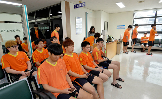  2017년 첫 징병검사가 실시된 23일 대전충남지방병무청에서 징병검사대상자들이  신체검사를 받고 있다./사진=/뉴스1
