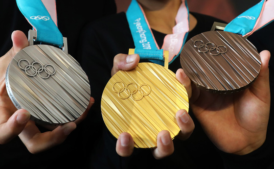  21일 서울 동대문구 동대문디자인플라자에서 열린 2018 평창 동계올림픽대회 메달 공개 행사에서 메달이 공개됐다./사진=뉴스1