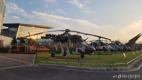 지난 21일 경남 사천 한국항공우주산업(KAI) 본사에 전시된 수리온 헬기. /사진=강기준 기자.