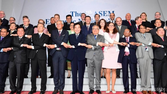 이낙연 국무총리, 백운규 산업통상자원부 장관을 비롯한 참석자들이 22일 오전 서울 삼성동 코엑스에서 열린 '제7회 ASEM 경제장관회의'에서 기념촬영하고 있다.