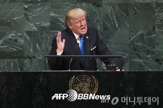 트럼프, 김정은에 '로켓맨'이어 '미치광이' 말폭탄 날려