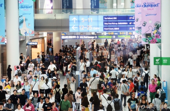 지난달 4일 여름휴가 시즌을 맞아 해외여행을 떠나는 출국객들이 인천공항에 몰리며 붐비고 있다. /사진=뉴스1