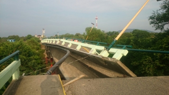 23일(현지시간) 지진으로 붕괴된 멕시코 오악사카주(州)의 한 다리 모습. /사진=멕시코 연방경찰 트위터
