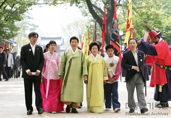 2006년 경복궁 신무문 집옥재 개방 행사에 참여한 김노무현 전 대통령 내외/사진=국가기록원