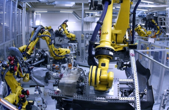 독일 중부 볼프스부르크에 위치한 폭스바겐 자동차 공장. 산업용 로봇이 차체를 조립하고 있다. 독일 자동차산업은 세계 최고의 경쟁력을 갖춘 것으로 평가받았으나 전기차 시대로 접어들면서 위기감이 커지고 있다. /AFPBBNews=뉴스1