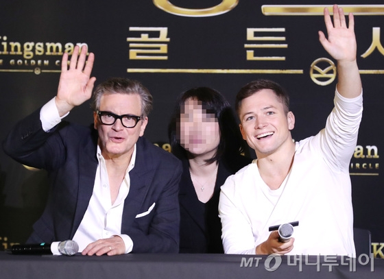 콜린 퍼스, 태런 에저튼(오른쪽)이 21일 오전 서울 용산 CGV에서 열린 영화 '킹스맨: 골든 서클' 내한 기자회견에 참석해 손을 흔들 있다./사진=뉴스1