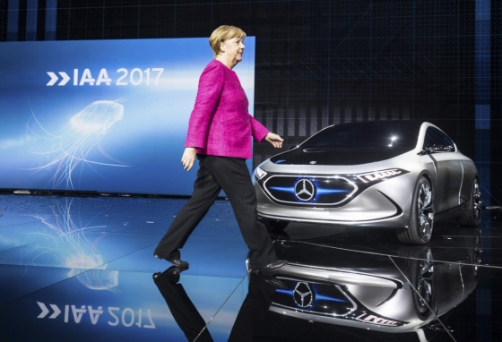 지난 4월 독일 프랑크프루트에서 열린 모터쇼에서 앙겔라 메르켈 총리가 메르세데스 벤츠의 전기자동차 앞을 걸어가고 있다. 독일 자동차업체들은 2015년 '배기가스 조작' 사태로 큰 타격을 입은 이후 디젤차 대신 전기차에 투자를 집중하고 있다. /AFPBBNews=뉴스1