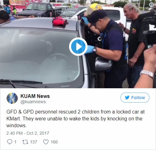 한국인 판사 부부가 2일(현지시간) 괌에서 쇼핑센터 주차장에 세워 둔 차량 안에 아이들을 방치한 혐의로 체포됐다. 현지 매체인 KUAM뉴스는 구조요원들이 차문을 두드렸어도 차 안에서 잠든 아이들을 깨울 수 없었다며 트위터에 현장 영상을 올렸다./사진=KUAM뉴스 웹사이트 캡처