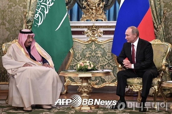 <br>살만 빈 압둘아지즈 알사우드 사우디아라비아 국왕(왼쪽)과 블라디미르 푸틴 러시아 대통령인 5일(현지시간) 러시아 모스크바 크렘린궁에서 정상회담을 갖고 있다. /AFPBBNews=뉴스1