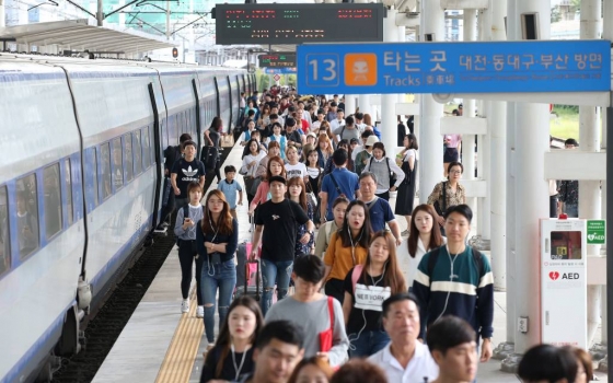 추석 연휴 마지막 날 서울역에 도착한 귀경객들이 열차에서 내려 집으로 향하고 있다./사진=이동훈 기자<br>
