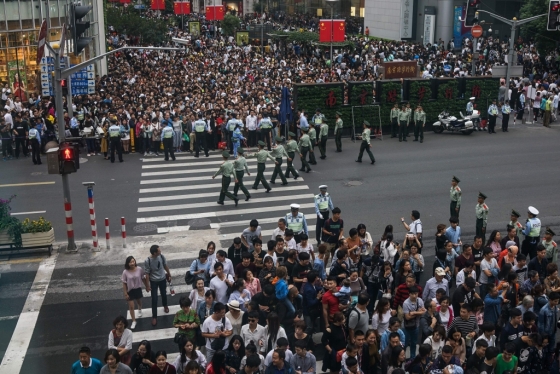 지난 3일 국경절 '황금 연휴' 기간, 중국 상하이<br> 중심부를 가득 매운 사람들. /AFPBBNews=뉴스1