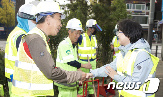 [사진]김은경 장관 '환경미화원님들 고생 많으십니다'
