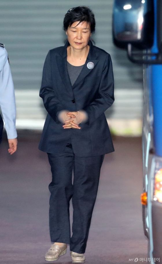 [사진]박근혜 전 대통령, 구속 연장 심리 마무리