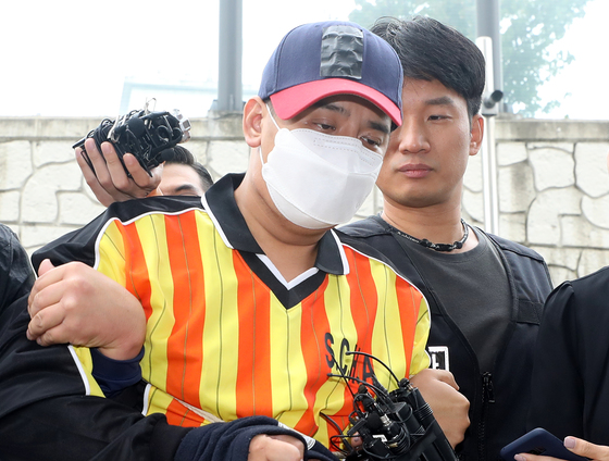 중학생 딸의 친구를 살해하고 야산에 유기한 혐의로 구속된 이모씨(35)가 10일 오전 피의자 조사를 받기 위해 서울 중랑경찰서로 향하고 있다./사진=뉴스1