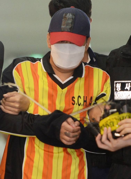 '어금니 아빠' 이모씨(35)가 10일 오후 서울 중랑구 중랑경찰서에서 조사를 마치고 유치장으로 이송되고 있다./ 사진=뉴시스